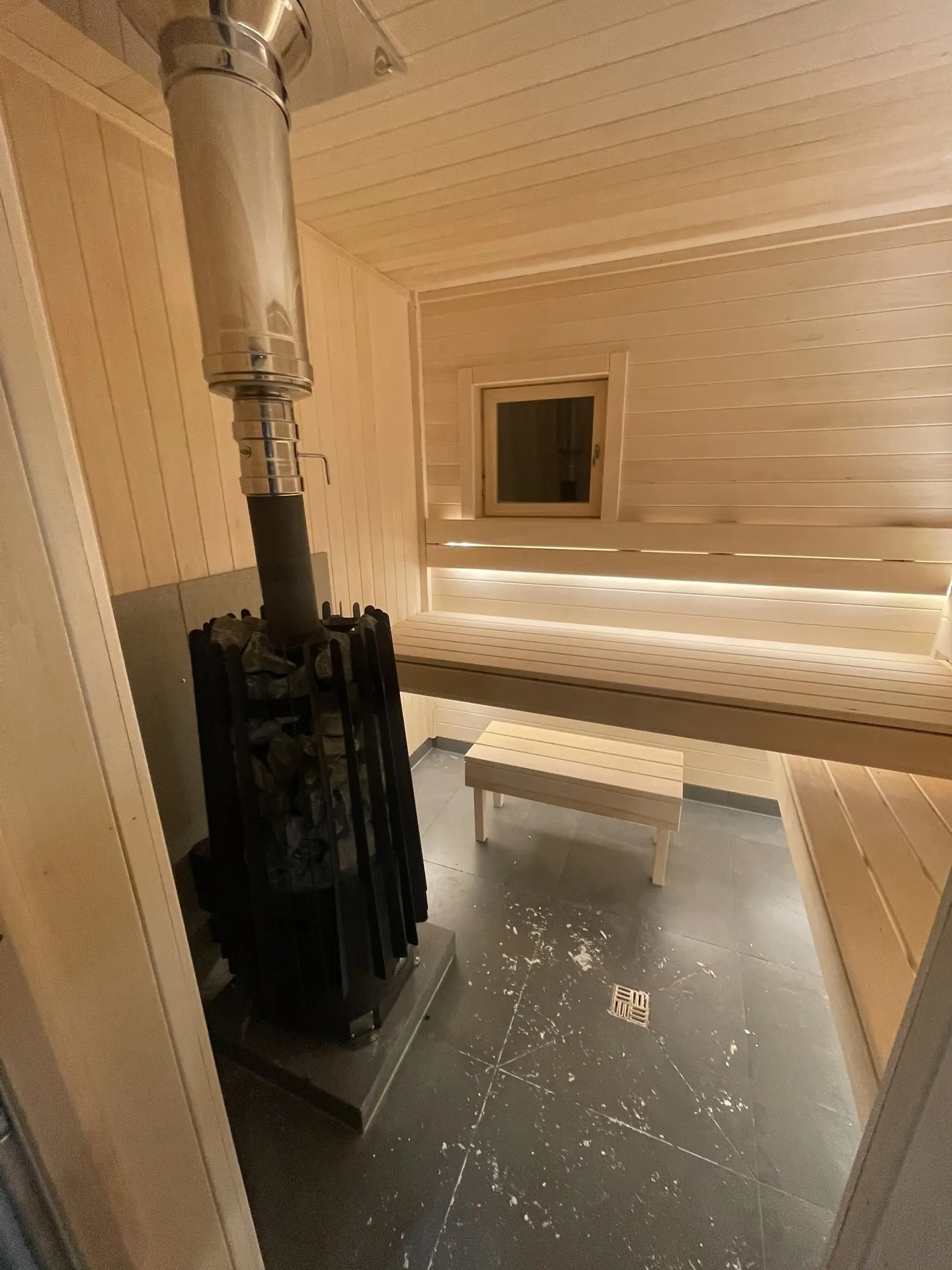 Баня NordBox L 15 с патио: парная с деревянной отделкой и полками